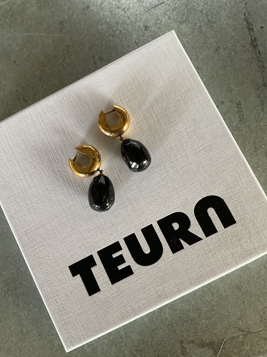 Brass earrings with black pendant